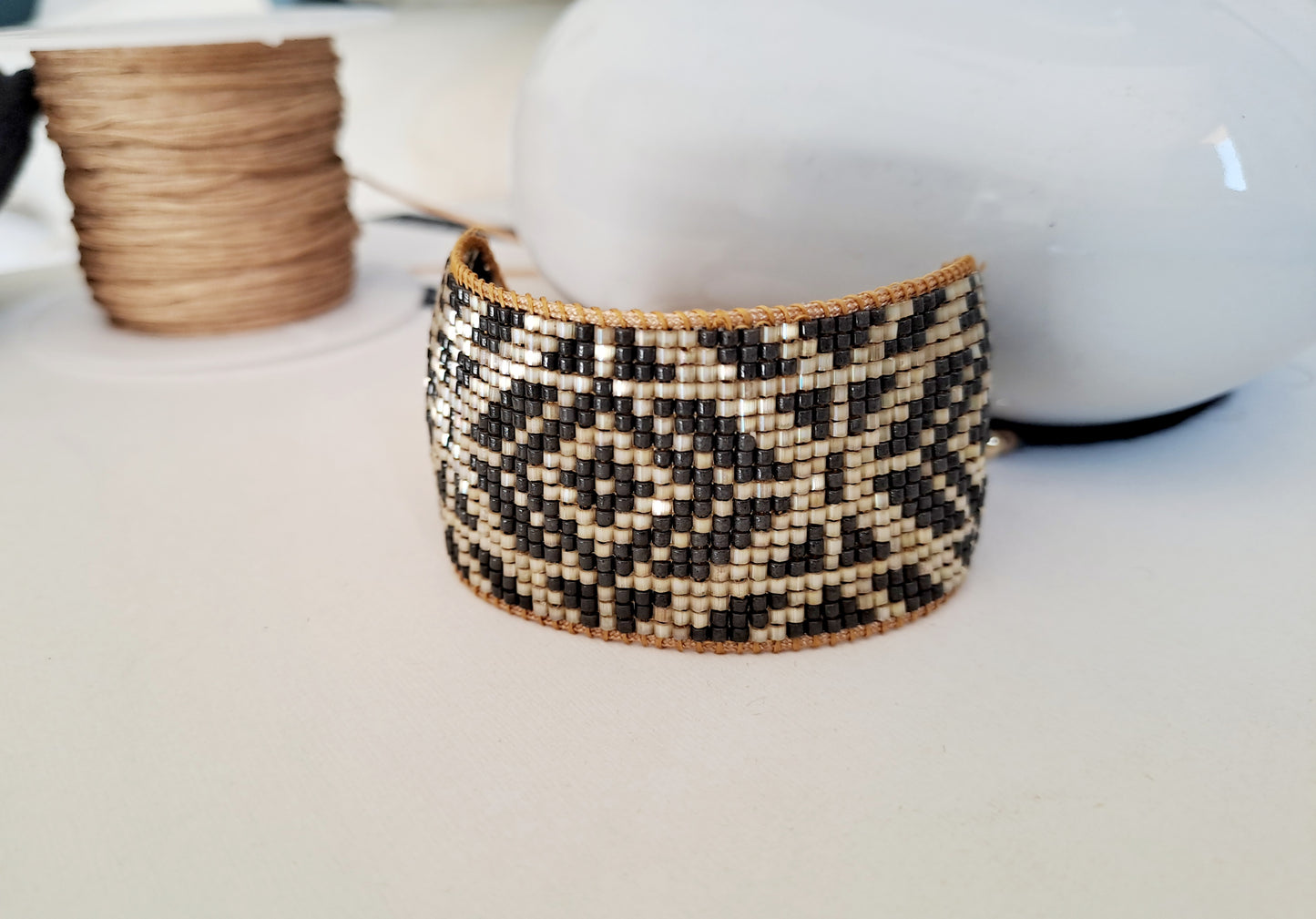 Manchette tribale tissée a la main en perles Miyuki