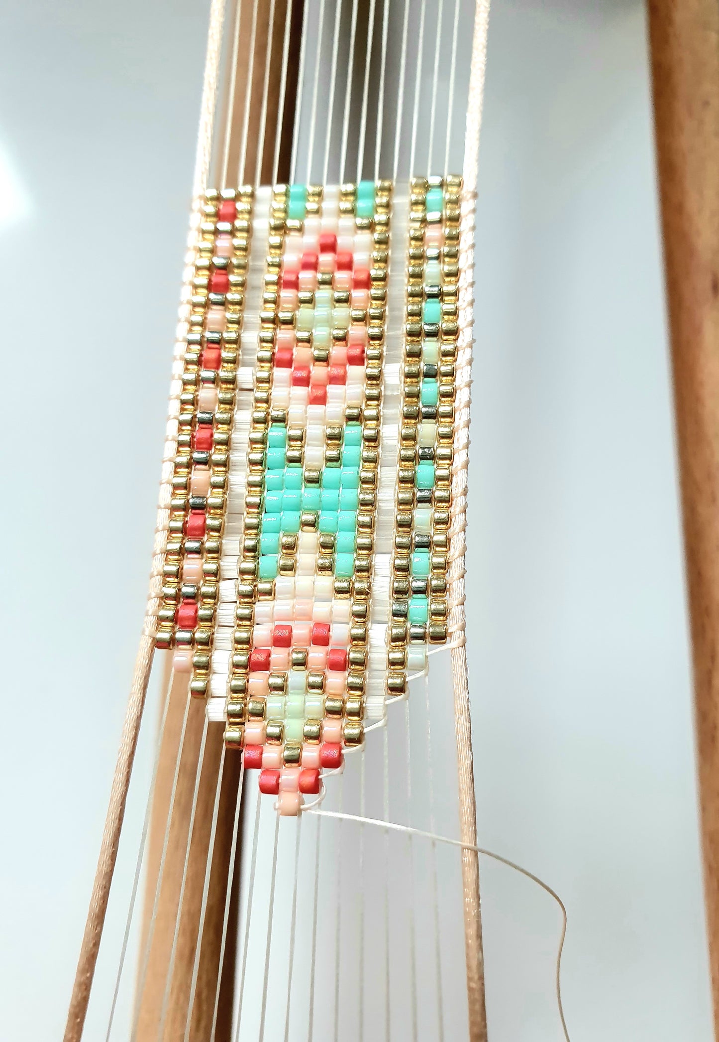 Bracelet hippie chic Bohême tissé a la main en perles Miyuki Delica - bleu, rouge et irisé