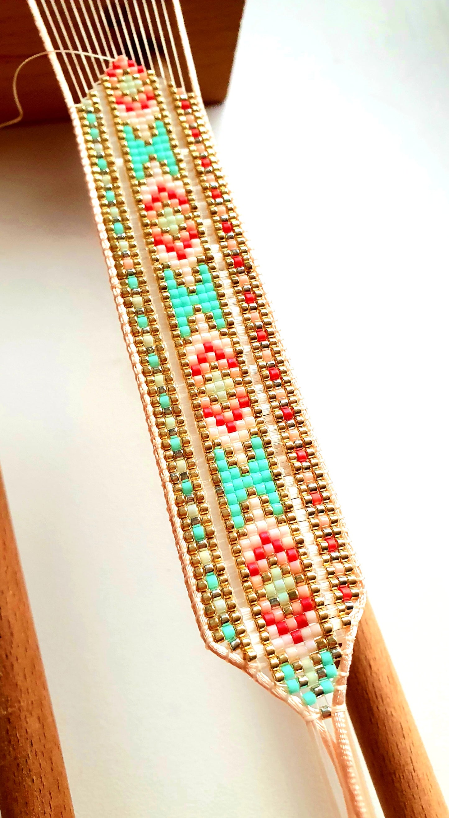 Bracelet hippie chic Bohême tissé a la main en perles Miyuki Delica - bleu, rouge et irisé