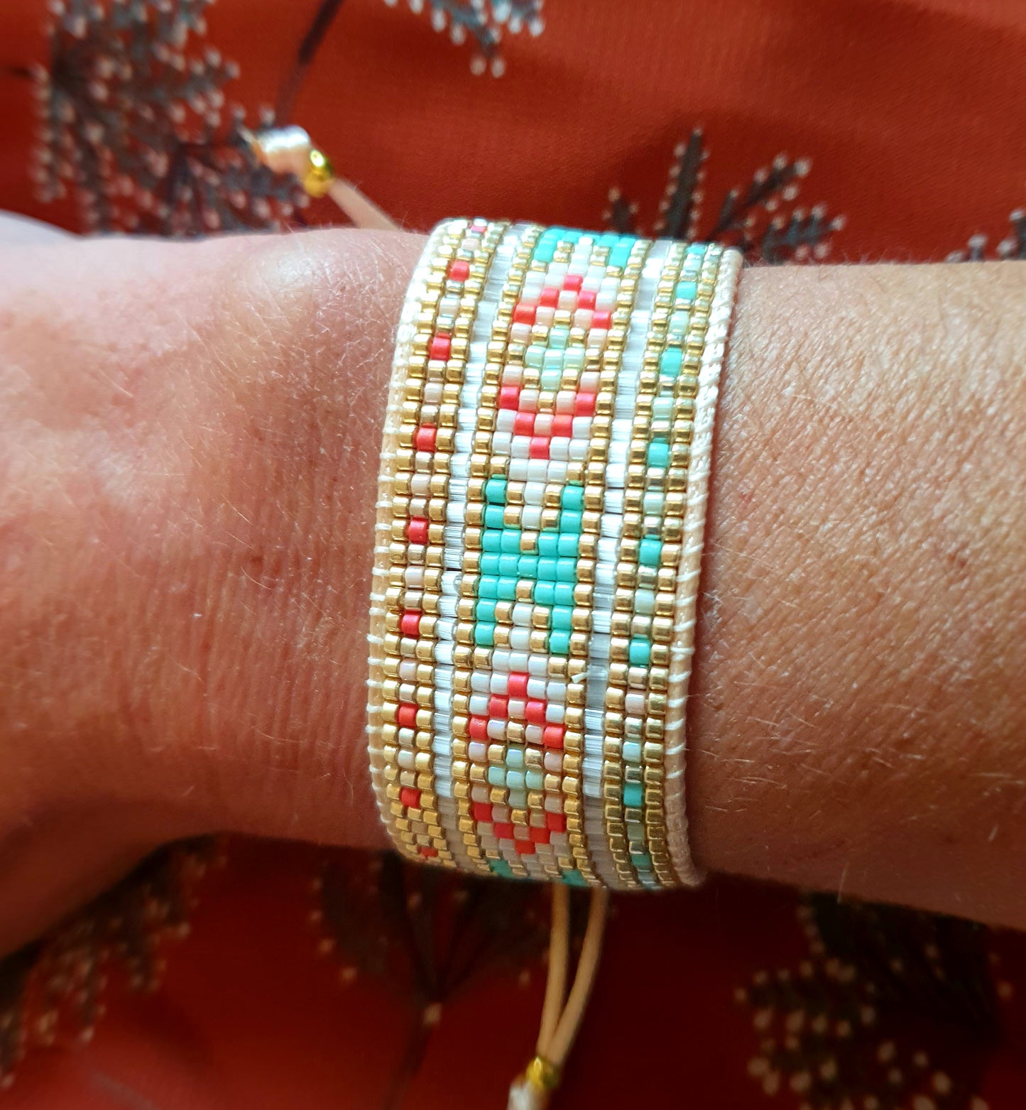 Bracelet hippie chic Bohême tissé a la main en perles Miyuki Delica - bleu, rouge et irisé