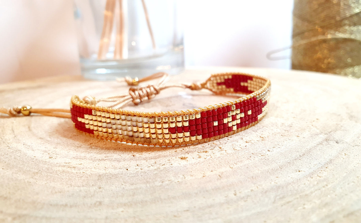 Bracelet hippie chic Bohême tissé a la main en perles Miyuki Delica - Vermillon, doré et quartz iris