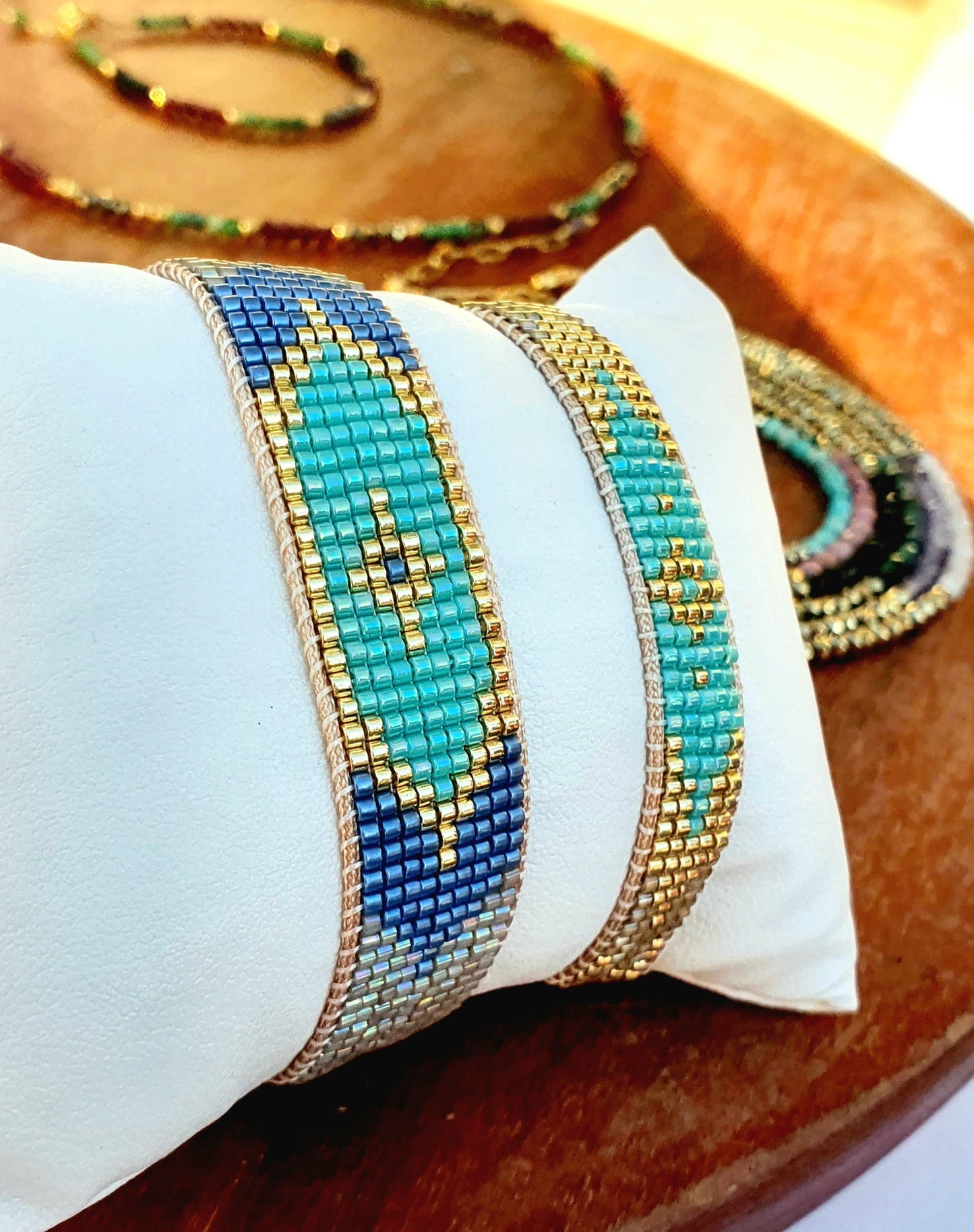 Bracelet hippie chic Bohême tissé a la main en perles Miyuki Delica - bleu, doré et gris irisé