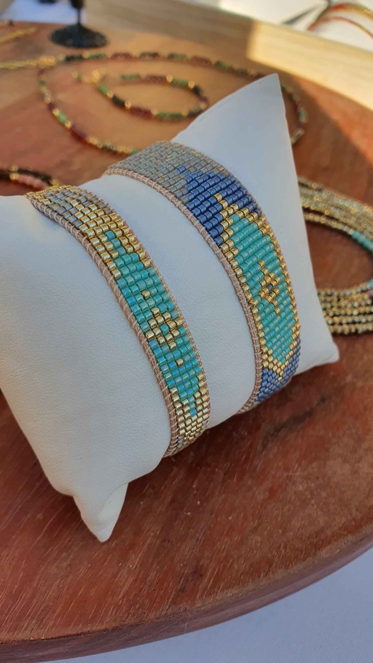 Bracelet hippie chic Bohême tissé a la main en perles Miyuki Delica - bleu, doré et gris irisé