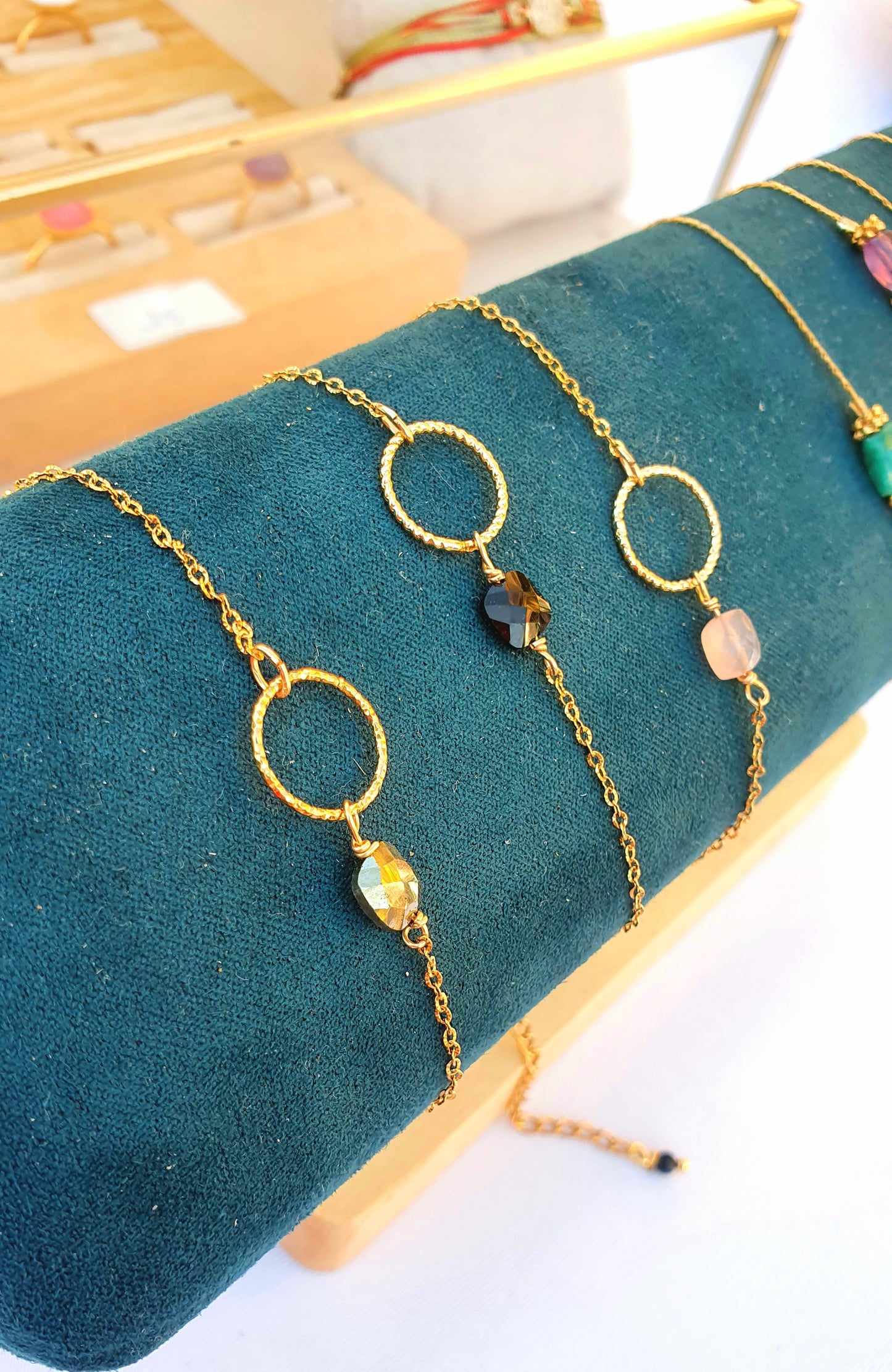 Bracelets plaque or cercle diamante et pierres semi-precieuses
