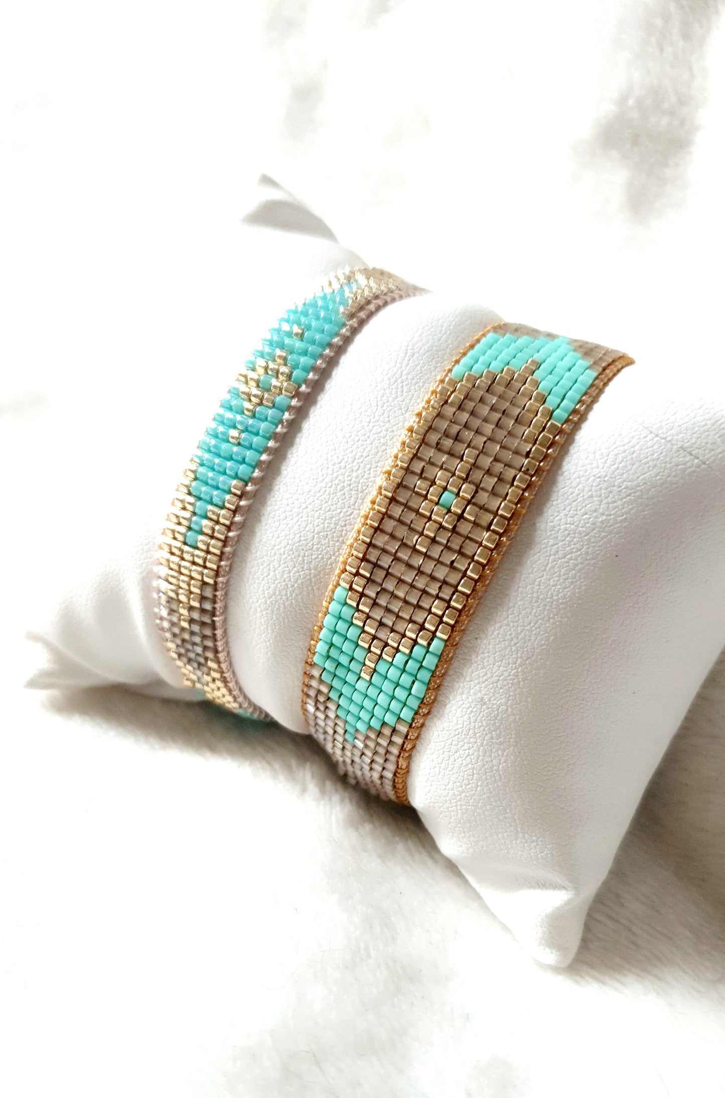 Bracelet hipppie chic Bohême tissé a la main en perles Miyuki Delica - bleu, doré et quartz irisé