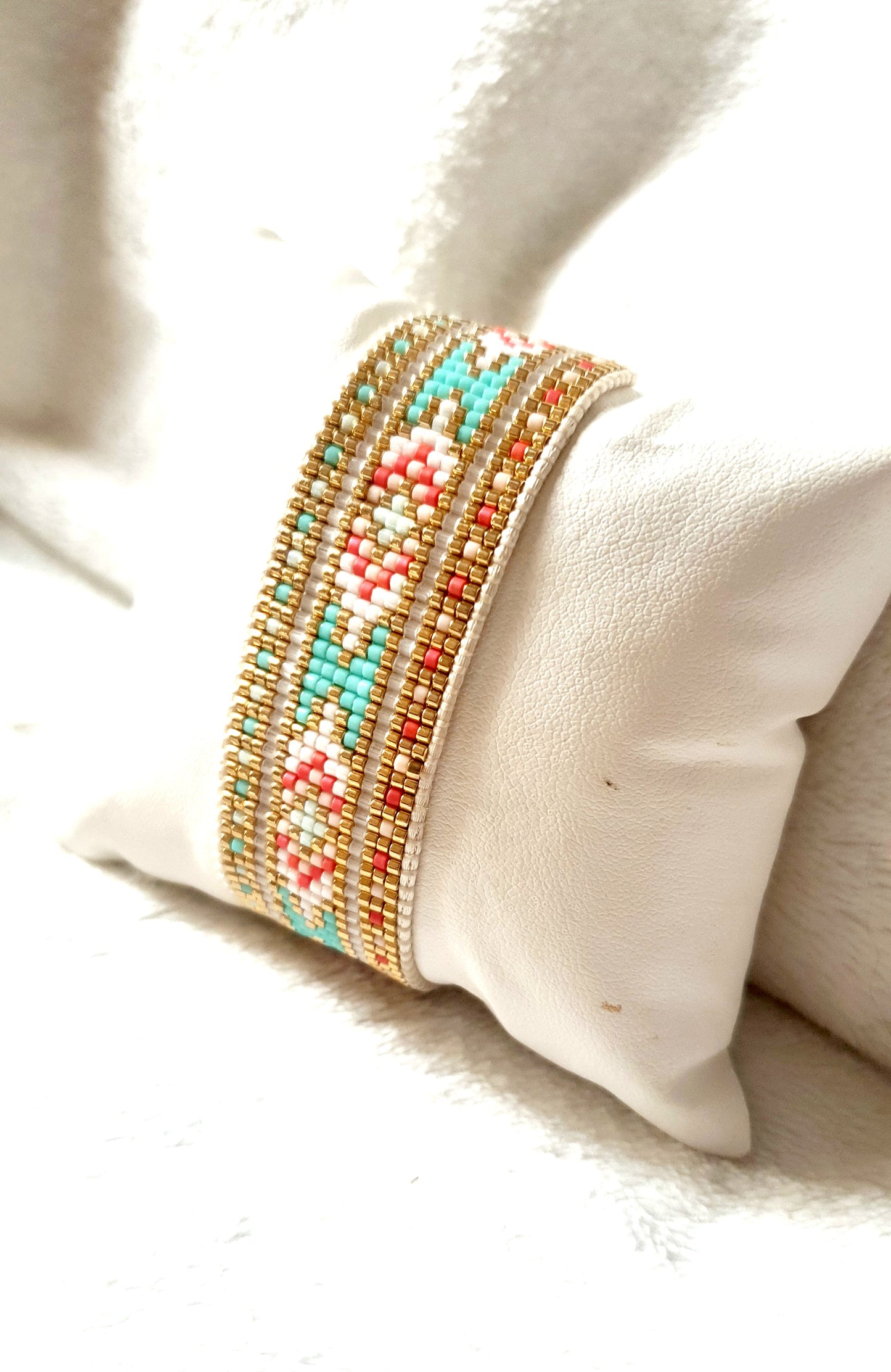 Bracelet hippie chic Bohême tissé a la main en perles Miyuki Delica - bleu, rouge et irisé
