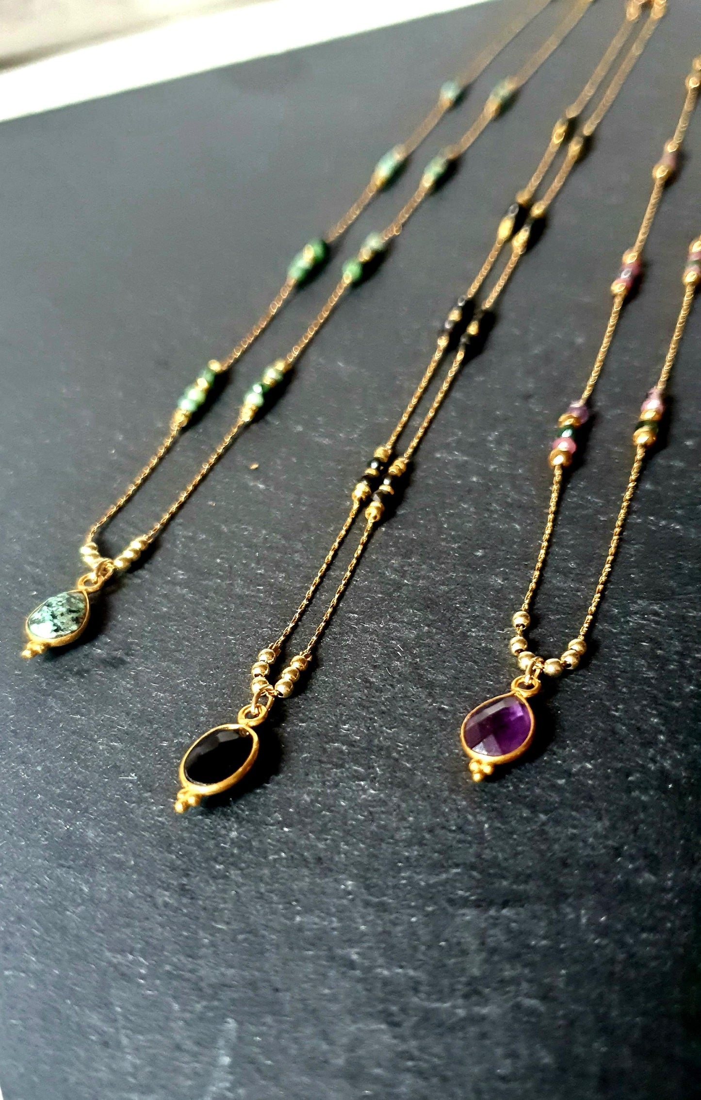 Collier chaîne plaquée or et pierres naturelles semi-précieuses Émeraude