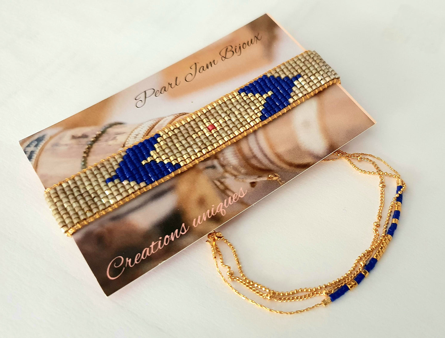 Bracelet hippie chic Bohême tissé a la main en perles Miyuki Delica - bleu, doré et quartz irisé