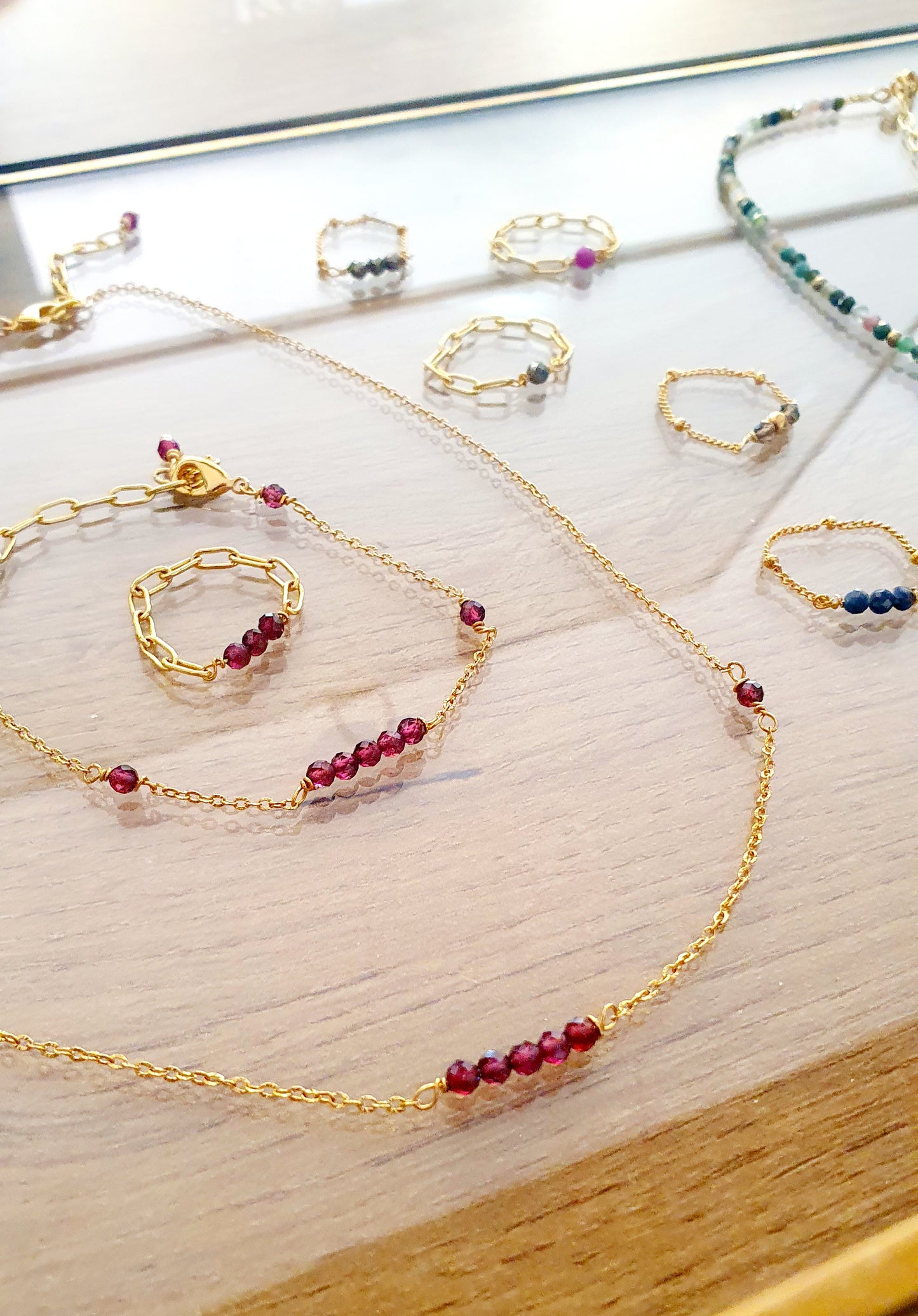Collier et bracelet chaine plaquée or et pierres naturelles semi-precieuses grenat
