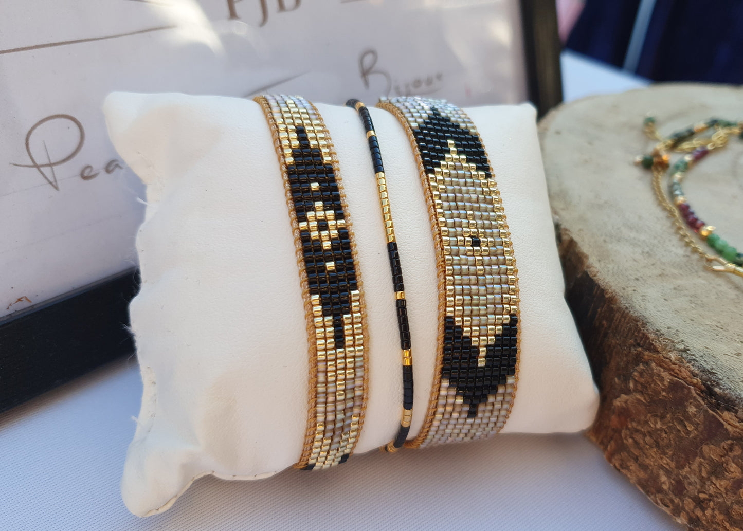 Bracelet hippie chic Bohême tissé a la main en perles Miyuki Delica - Noir, doré et quartz iris