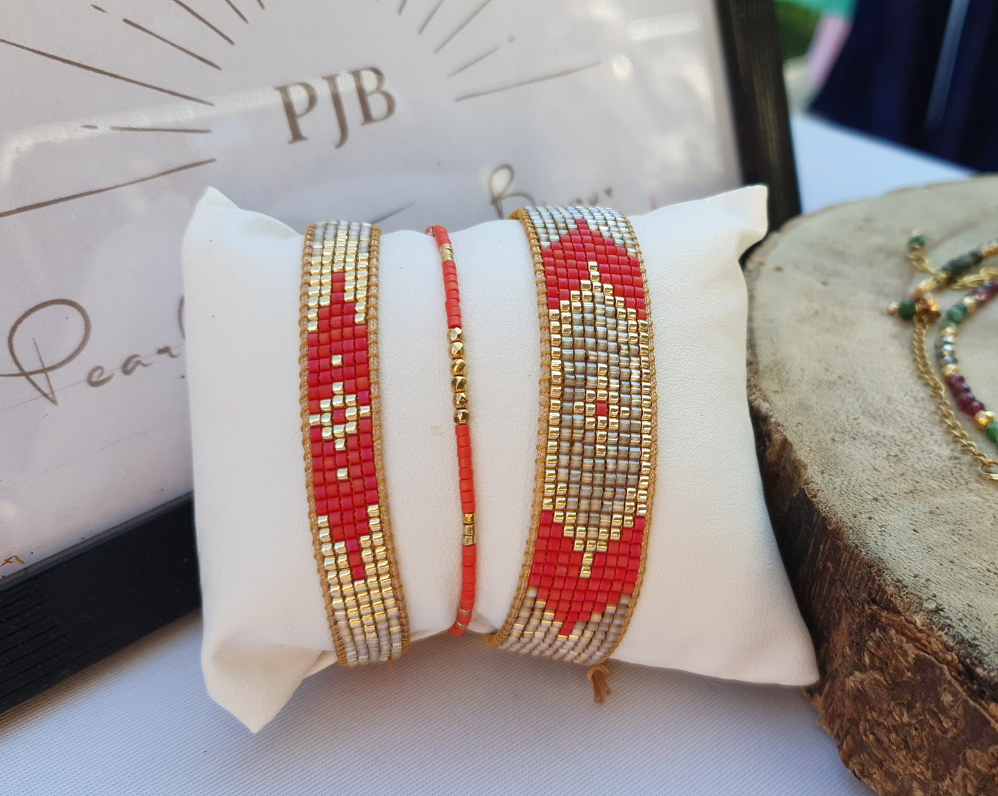 Bracelet hippie chic Bohême tissé a la main en perles Miyuki Delica - Vermillon, doré et quartz iris