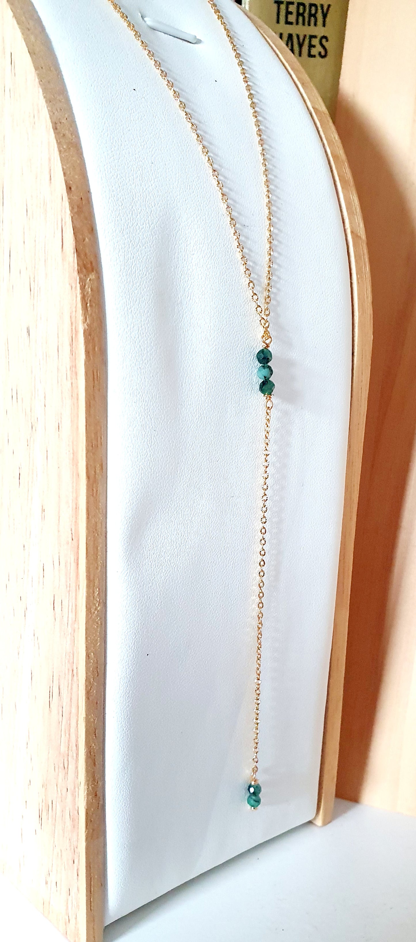 Collier chaîne plaquée or et pierres naturelles semi-précieuses Émeraude