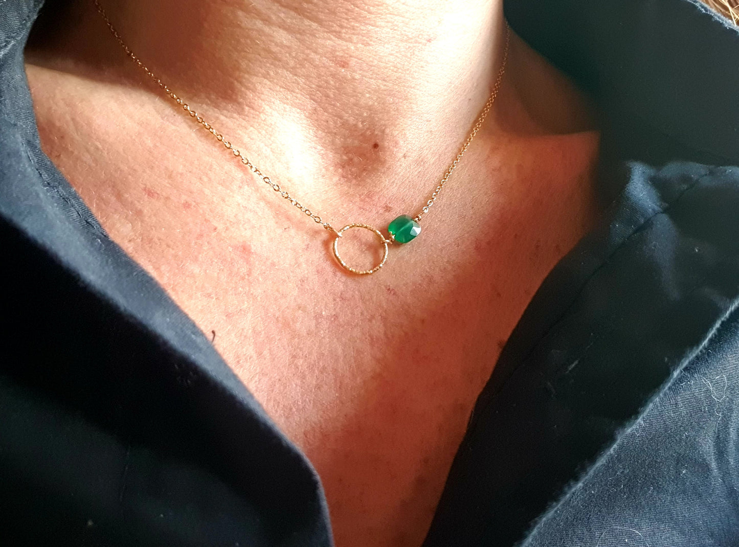 Collier chaîne plaquée or et pierres naturelles semi-précieuses Émeraude