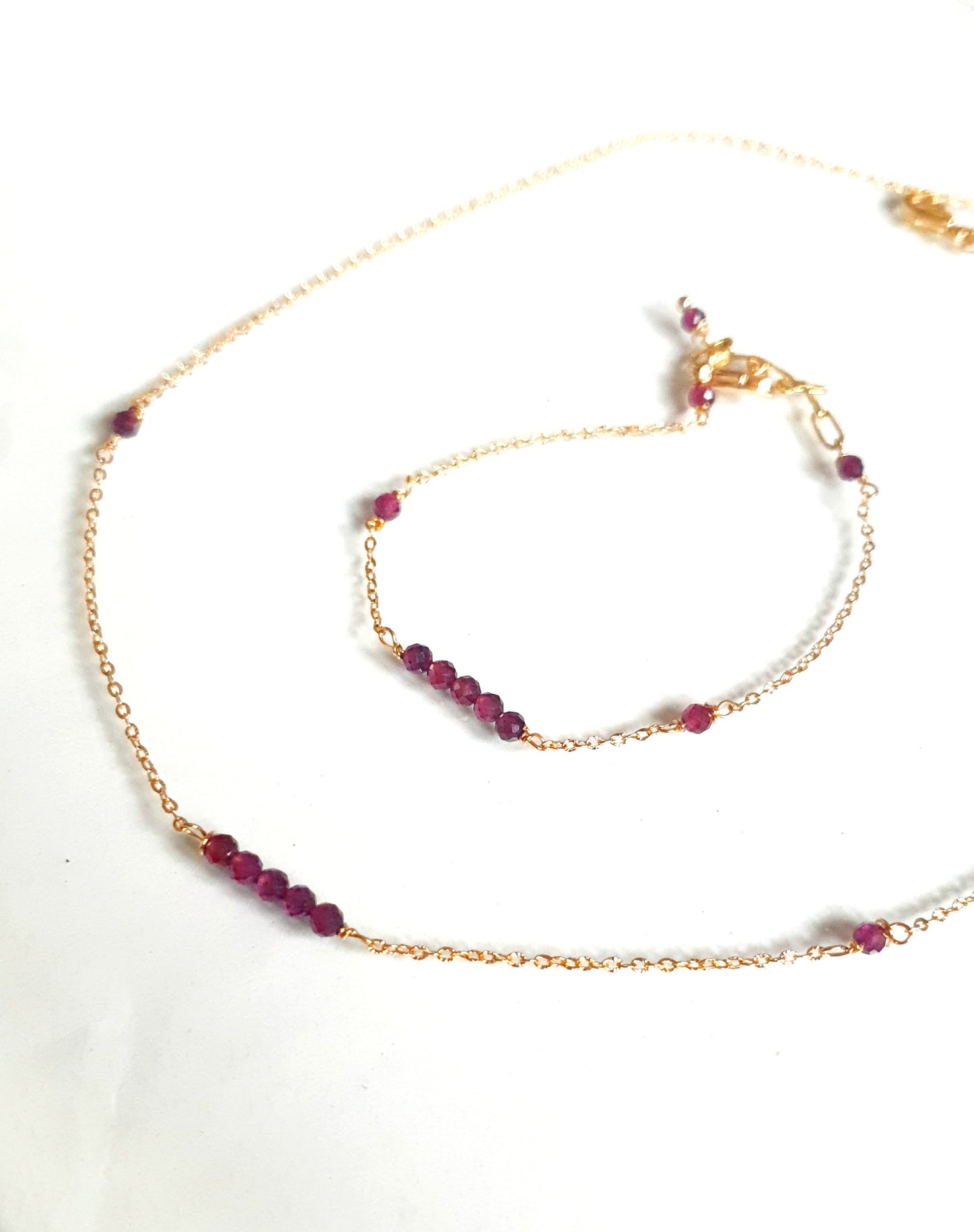 Collier et bracelet chaine plaquée or et pierres naturelles semi-precieuses grenat