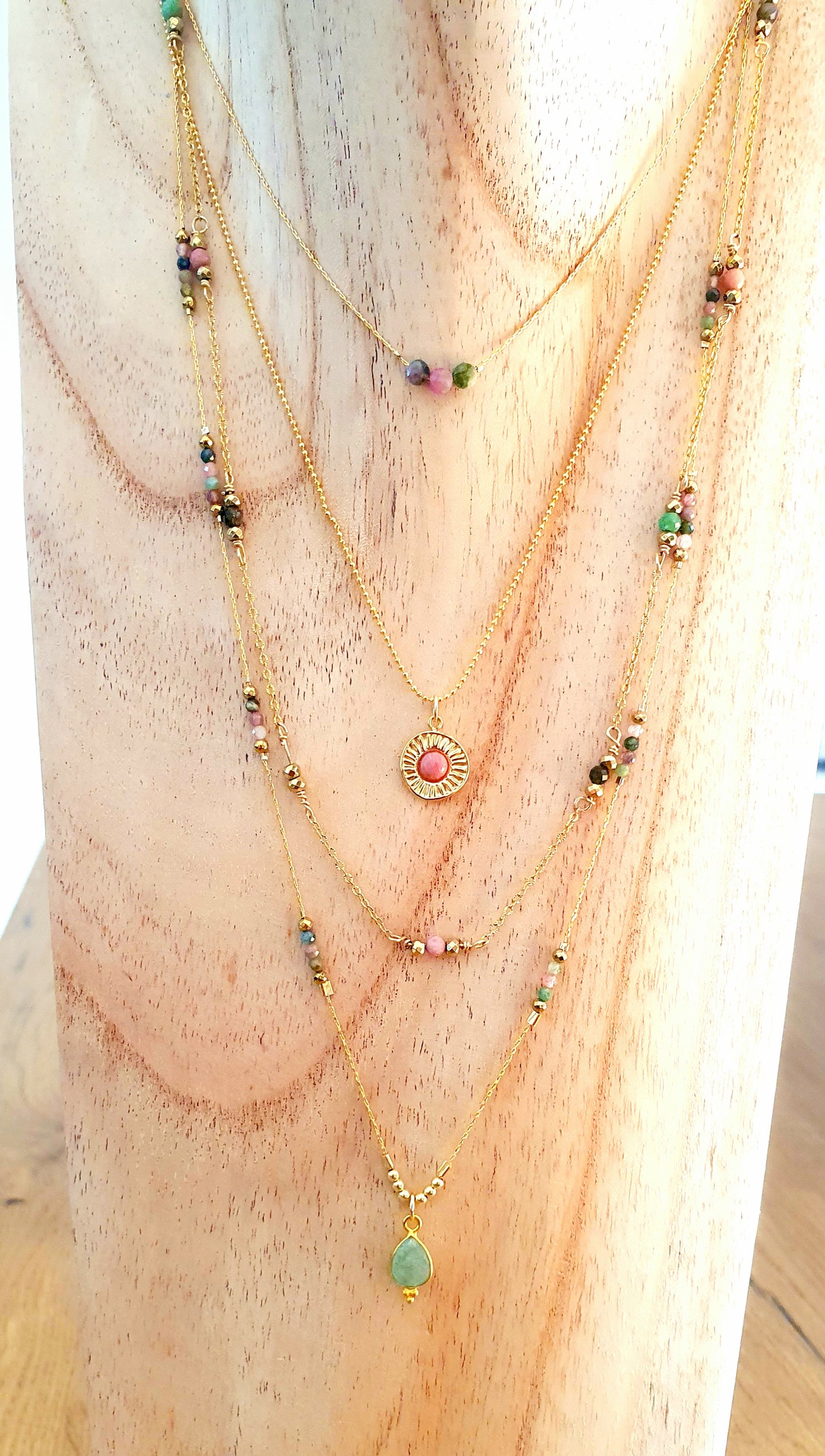 Collier chaîne plaquée or et pierres naturelles semi-précieuses tourmaline