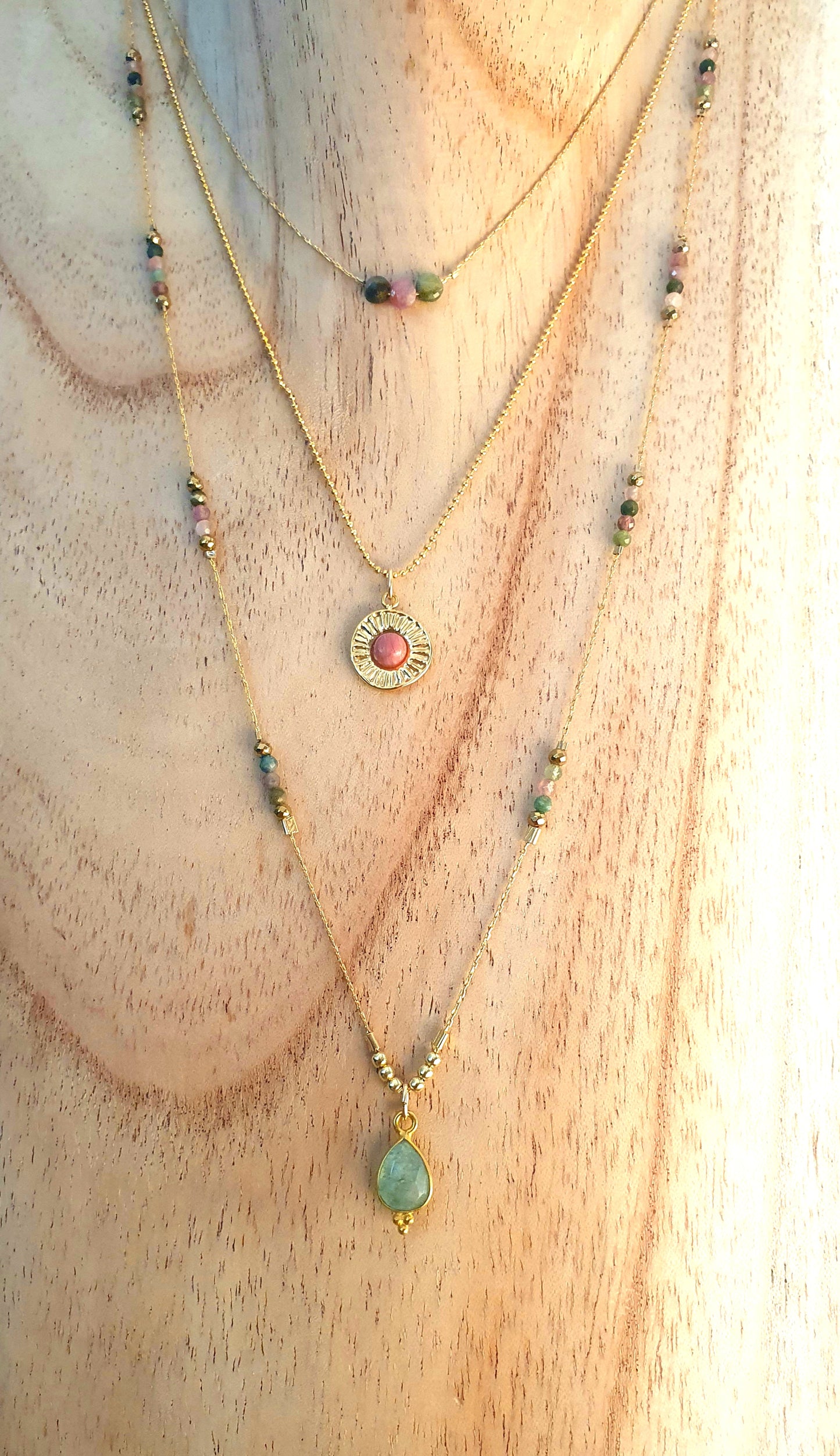 Collier chaîne plaquée or et pierres naturelles semi-précieuses tourmaline