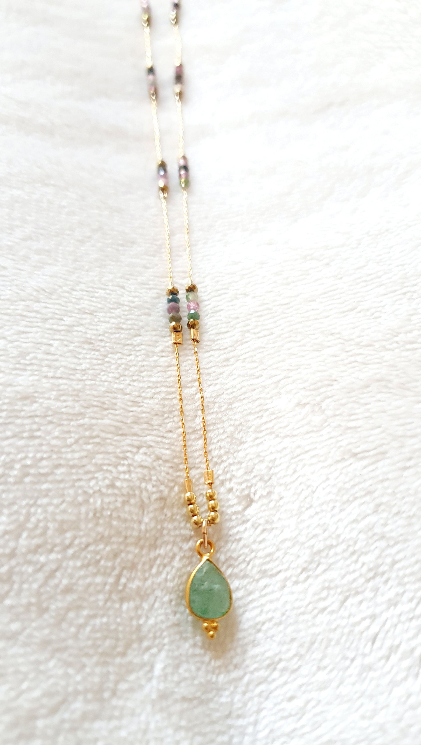 Collier chaîne plaquée or et pierres naturelles semi-précieuses tourmaline