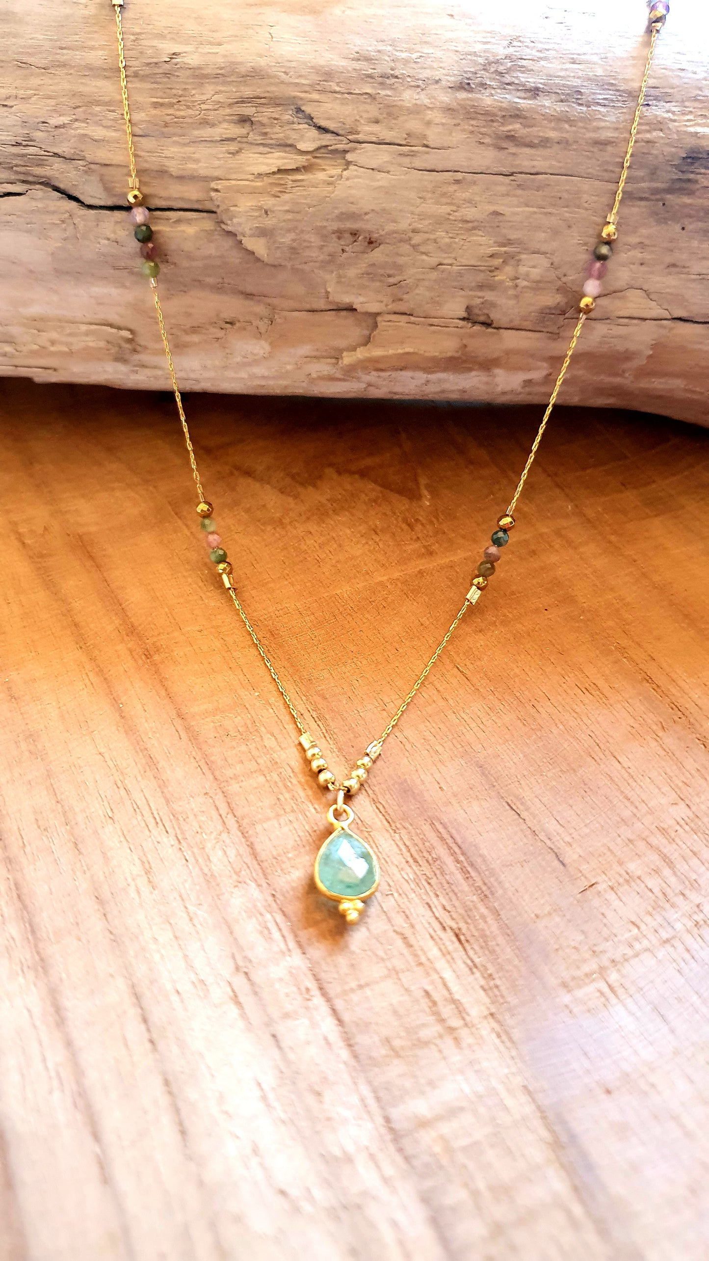 Collier chaîne plaquée or et pierres naturelles semi-précieuses tourmaline