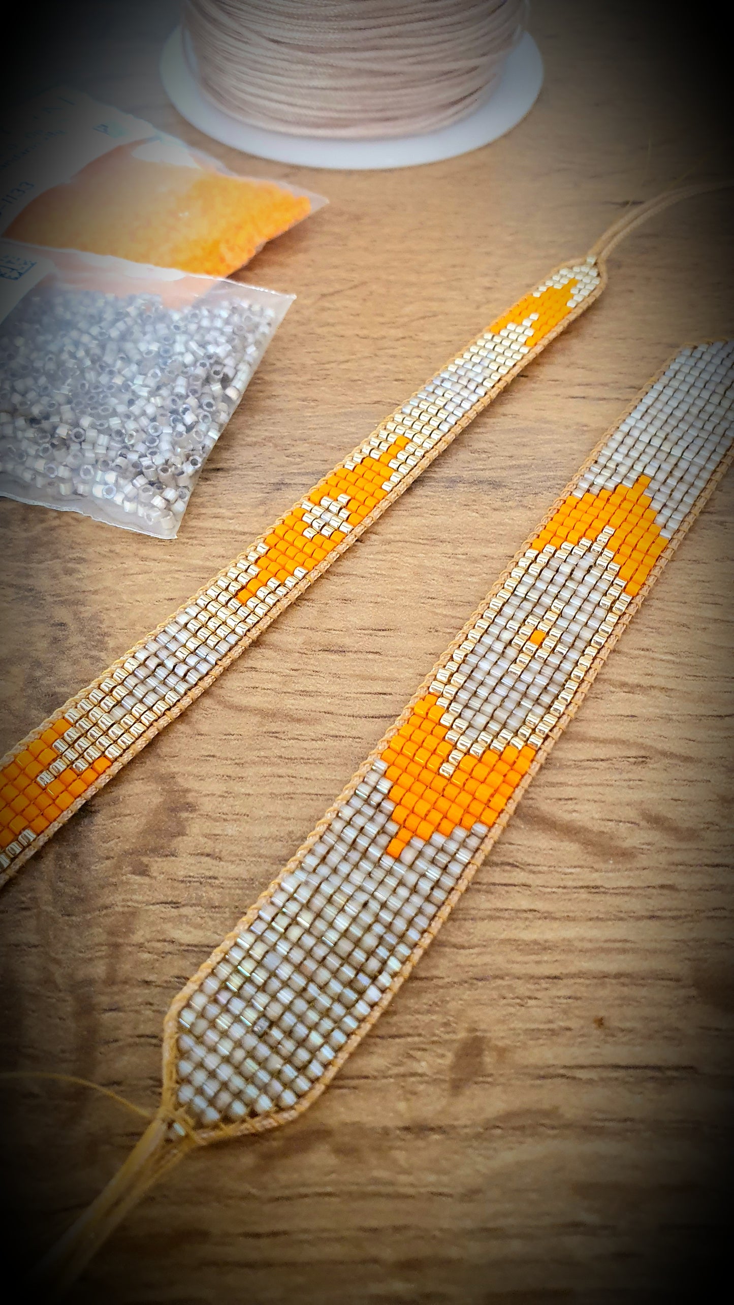 Bracelet hippie chic Bohême tissé a la main en perles Miyuki Delica - mandarine, doré et quartz irisé