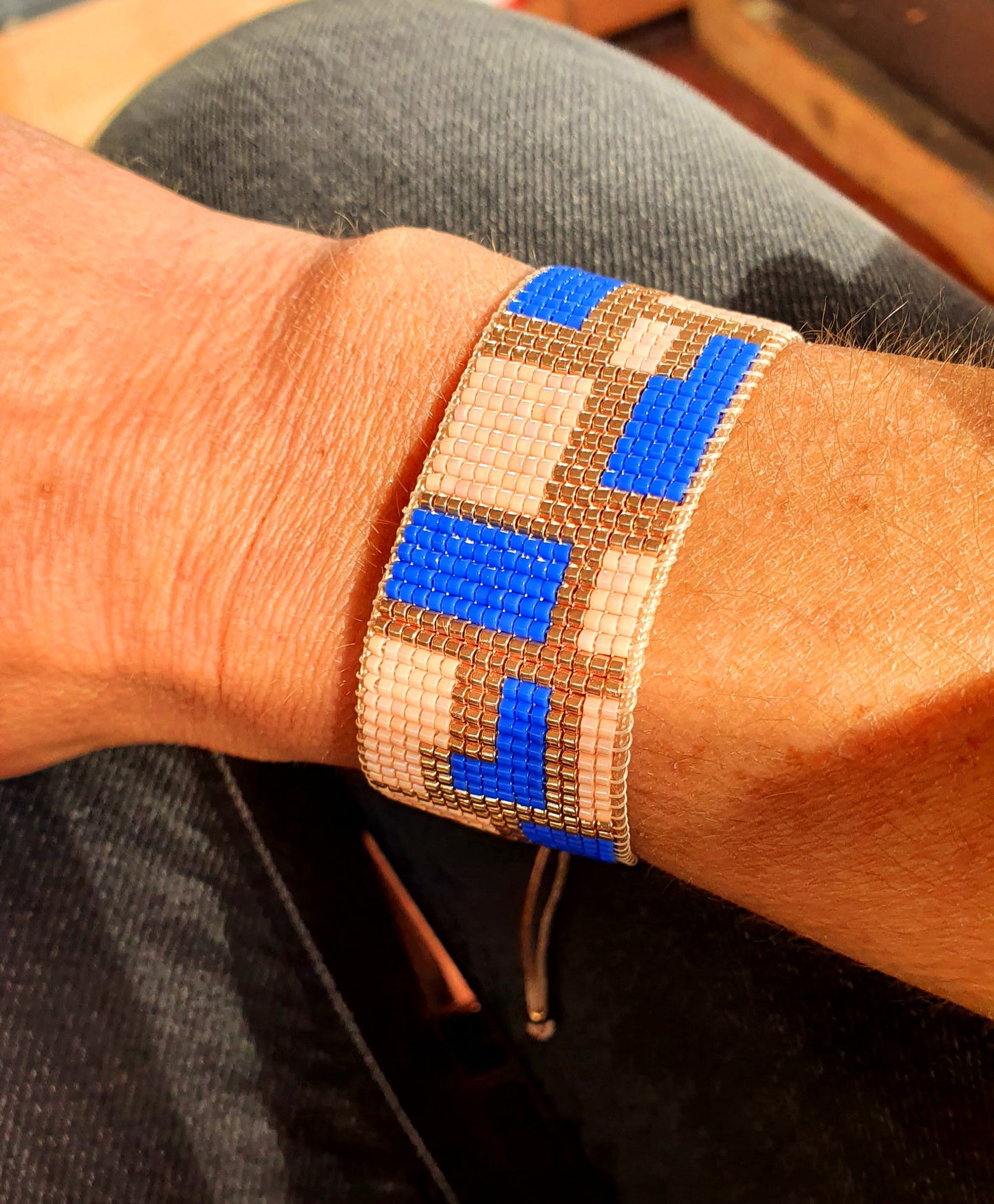 Bracelet graphique tissé a la main en perles Miyuki